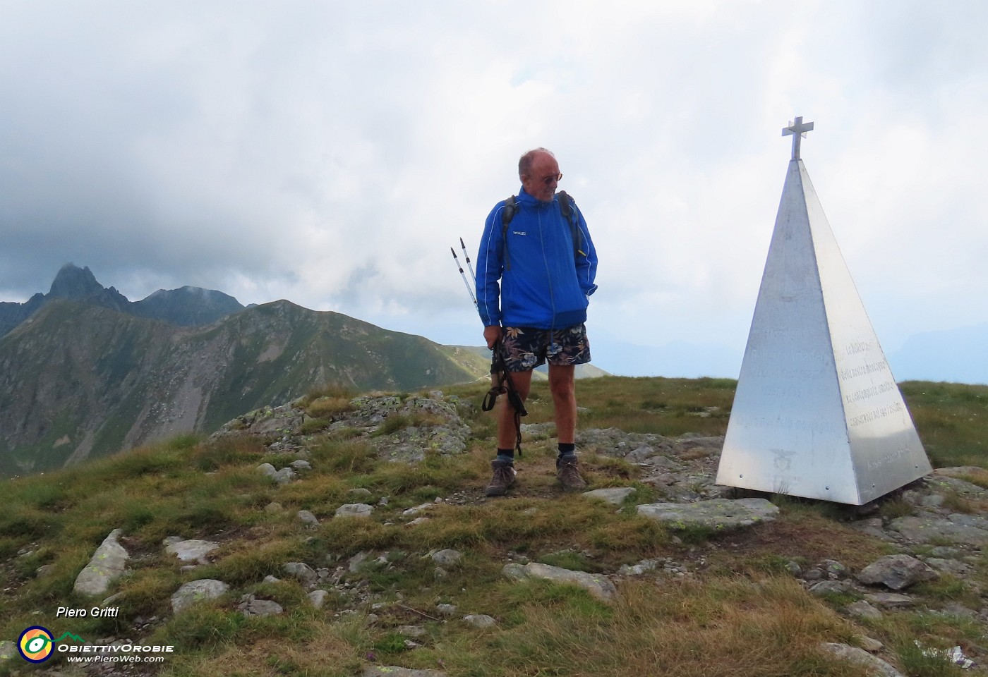 49 Ortensio legge le scritte alla stele piramidale in memoria del vescovo Amadei .JPG